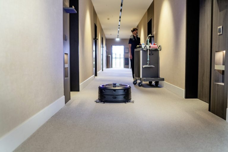 Autonomous vacuum cleaner KIRA CV 50-8