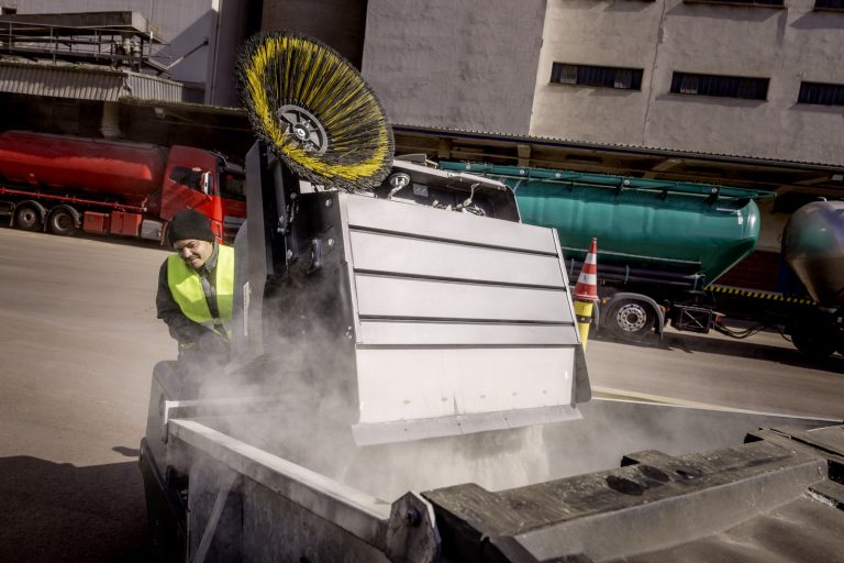 Vacuum sweeper KM 130300 R I D-4