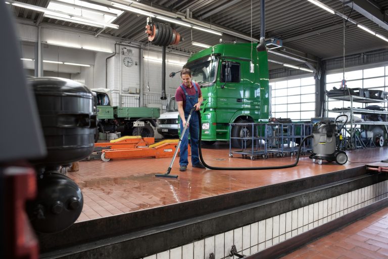 Wet and dry vacuum cleaners NT 702-1